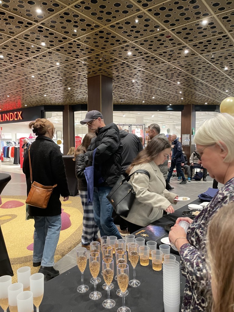 Bubbel serveras till besökare i gallerian under 40-årsfirandet