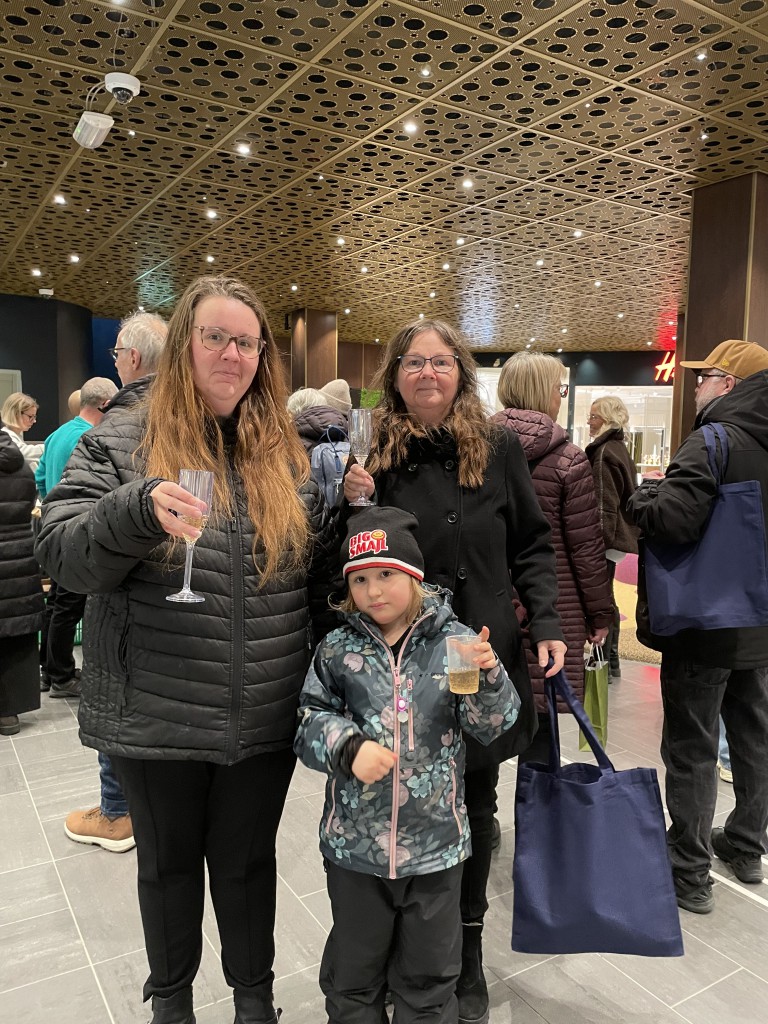 Besökare med goodiebags och bubbel i gallerian under jubileumsdagen