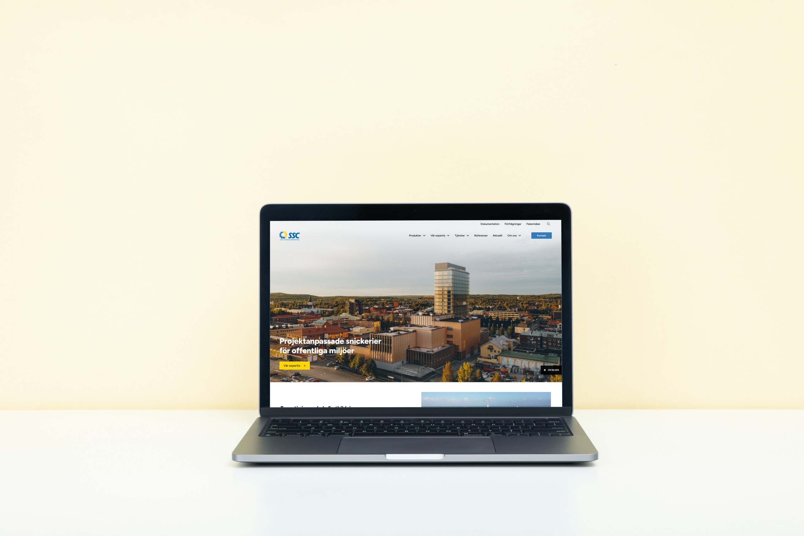 SSC:s startsida på en laptop, med rubriken Projektanpassade snickerier för offentliga miljöer